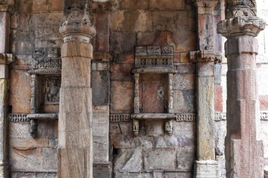 Ahmedabad, Gujarat 'ta saklı bir basamak olan Jethabhai ni Vav' in entrika oymalı taş duvarları, şehrin kalbinde mimari ve tarihsel önemi gözler önüne seriyor..
