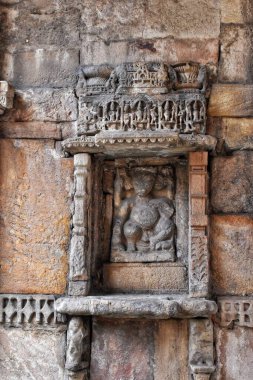 Ahmedabad, Gujarat 'taki tarihi bir merdiven boşluğu olan Jethabhai ni Vav' daki karmaşık tasarımları tasvir eden ayrıntılı bir taş oyma. Şehir merkezinde gizli bir mimari mucize..