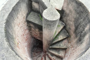 Jethabhai ni Vav Stepwell 'e inen eşsiz bir spiral merdiven Ahmedabad, Gujarat' ın göbeğinde yer alıyor. Tarihi ve tasarımı harmanlayan gizli bir mimari mücevher..