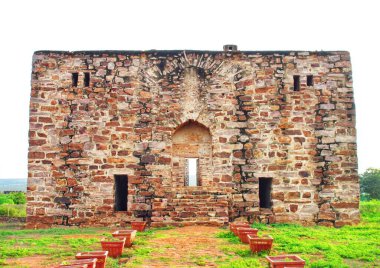 Gandikota Kalesi 'nde, kırmızı taş bloklardan inşa edilmiş tarihi bir taş hapishane, ortaçağ Güney Hindistan kalelerinin mimari gücünü ve minimalizmini sergiliyor..