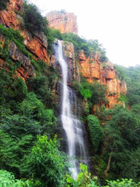 Ahobilam 'daki Ugra Stambh şelalesi, hacılar ve doğa severler için güzel ve kutsal bir atmosfer yaratan yemyeşil uçurumlarla çevrilidir. Andhra Pradesh 'te yer alan bu yer zengin bir ruhsal ve doğal deneyim sunuyor..