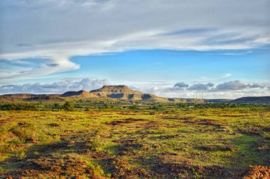 Arka planda Batı Ghat 'leri olan Masa Tepesi Dağı' nın görkemli manzarası Maharashtra 'daki Kiraksal otlaklarından çekilmiştir..