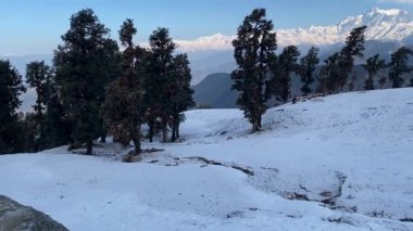 Himalaya Chaukhamba tepelerinin ve bulut katmanlarının sakin bir görüntüsü Tungnath patikasından kaydedilmiş, Uttarakhand 'daki yüksek irtifa yürüyüşü sırasında doğanın ihtişamını yakalamıştır..