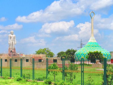 Bu resim görkemli Bahubali heykelini ve Mandaragiri Tepesi 'ndeki canlı tavus kuşu şekilli yapıyı gösteriyor..