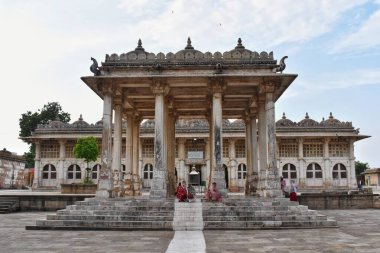 Ahmedabad, Gujarat 'taki tarihi bir anıt olan Sarkhej Roza' nın manzarasında büyük sütunlar ve yumuşak bir gökyüzü altında Babür dönemi mimarisi yer alıyor..