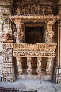 Adalaj ni Vav Stepwell, Ahmedabad, Gujarat 'ta oyulmuş bir balkon manzarası. Geleneksel Hint mimarisi ve taş işçiliği sergileniyor..