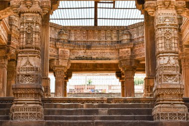 Gujarat 'taki Adalaj Ni Vav Stepwell, geleneksel Stepwell mimarisi ve işçiliğinin sergilendiği, geometrik desenli karmaşık oyulmuş taş sütunlar ve kirişler sergiliyor.