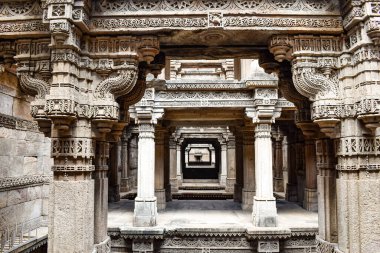 Gujarat, Hindistan 'daki Adalaj Stepwell, geleneksel Hint işçiliğini yansıtan, karmaşık oymalı sütunlar, simetrik desenler ve taş ayrıntılarıyla katmanlı mimarisini sergiliyor..