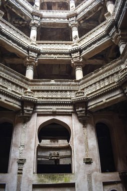 Ahmedabad, Gujarat 'taki Adalaj Ni Vav Stepwell' in çeşitli seviyelerde simetrik ve süslü taş mimarisine ve karmaşık oymalara sahip görüntüsü.