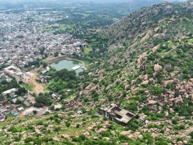Gujarat 'ın Idariyo Gadh kentindeki engebeli araziyi ve eşsiz kaya oluşumlarını yakalayan çarpıcı bir manzara, doğal güzelliğini vurguluyor..
