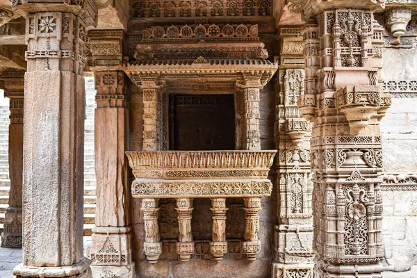 Ahmedabad, Gujarat 'taki Adalaj ni Vav Stepwell' in içine taş oymalı mimari. Ayrıntılı geometrik desenler ve yontulmuş sütunlar antik zanaatkarlığı yansıtıyor.