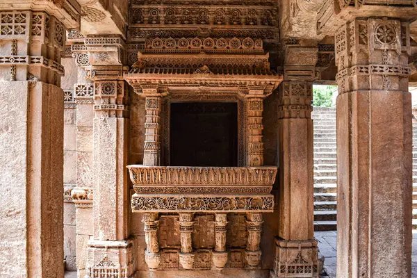 Adalaj ni Vav Stepwell 'in içindeki oyma taş mimarisinin detaylı görüntüsü Ahmedabad, Gujarat, Hindistan' daki tarihi tasarım ve işçiliğini gözler önüne seriyor..