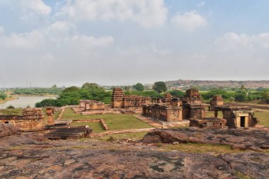 Aihole 'deki Ramalingeshwara tapınağı kompleksi, Lord Shiva' ya adanmış karmaşık yontulmuş taş tapınaklarla süslenmiş Chalukyan mimarisinin ihtişamını temsil ediyor..