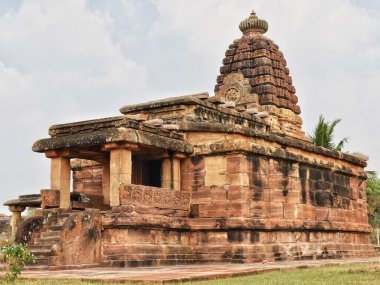 Aihole, Karnataka 'daki Hucchamalli Tapınağı, sakin bir gökyüzüne ve yemyeşil bir alana kurulmuş, karmaşık oymalar ve farklı bir kuleyle antik taş işçiliğini sergiliyor..