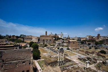 Yazın Roma, bir sürü insanın yaşadığı bir turistik yerdi..