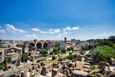 Yazın Roma, bir sürü insanın yaşadığı bir turistik yerdi..