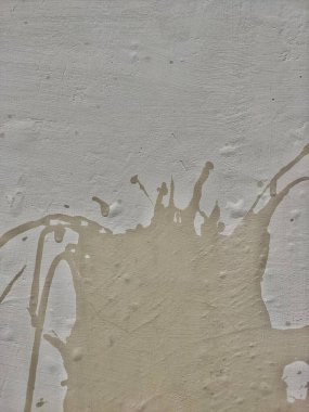 Dinamik bej boya serpintisi ışık desenli bir yüzey üzerinde ilgi çekici bir soyut tasarım yaratır. Arkaplan, sanatsal kavramlar ya da modern dekor temaları için mükemmel..