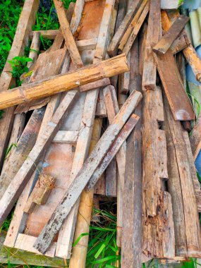 Eski ahşap ve kirişler yığını zengin, kırsal bir doku ve doğal bir arka plan yaratıyor. Yaratıcı ve endüstriyel tasarımlar için ideal..