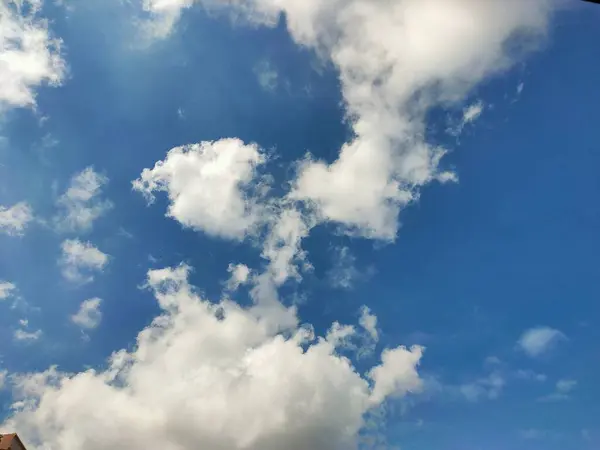 Büyüleyici, derin, mavi bir gökyüzü hem narin, hem ince bulutlar hem de kabarık beyaz oluşumlar için mükemmel bir tuval görevi görüyor..