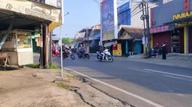 Malang, East Java 'nın hareketli günlük ritmini, motosiklet ve arabaların işlek bir şehir caddesinde dolaşması gibi tecrübe edin. Bu video yerel trafiğin dinamik akışını yakalar ve Endonezya 'nın enerjik nabzını gösterir. 21 Haziran 2025