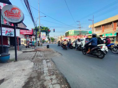 Malang City Kavşağı 'nda günlük yaşam. Malang, Doğu Java. 21 Haziran 2025