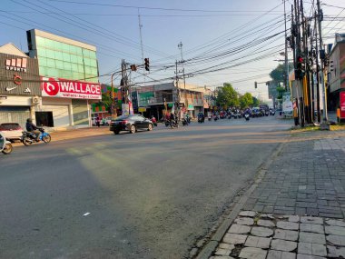 Altın Saat 'te Malang' da işlek şehir kavşağı. Malang, Doğu Java. 21 Haziran 2025