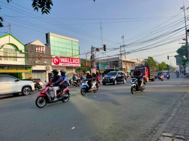 Malang 'daki Trafik Saati: Dinamik Şehir Trafiği. Malang, Doğu Java. 21 Haziran 2025