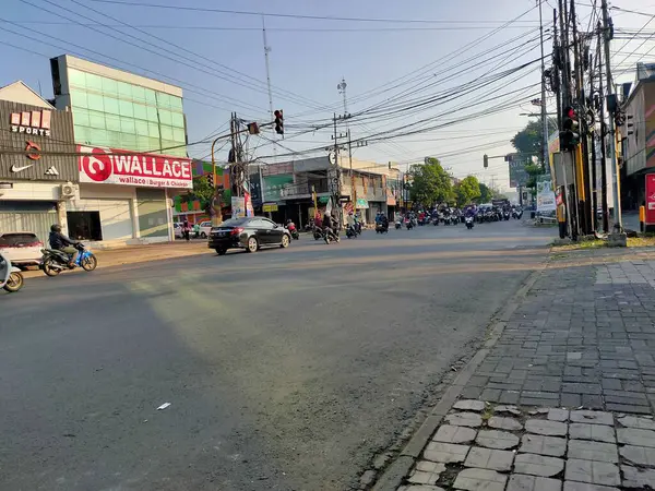 Altın Saat 'te Malang' da işlek şehir kavşağı. Malang, Doğu Java. 21 Haziran 2025