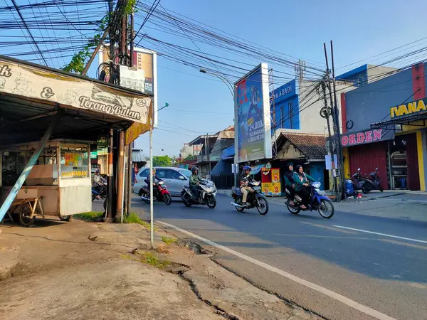 Malang, Endonezya 'da yoğun sabah seyahati. Malang, Doğu Java. 21 Haziran 2025