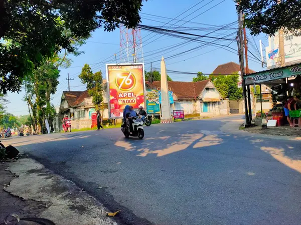 Kentsel Sahne: Kırsal Şehir Kavşağında Trafik Yönetimi. Malang, Doğu Java. 21 Haziran 2025