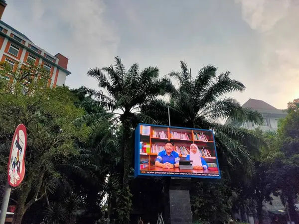 Brawijaya Üniversitesi, Malang, Doğu Java 'daki açık hava dijital billboard' u. 22 Haziran 2025
