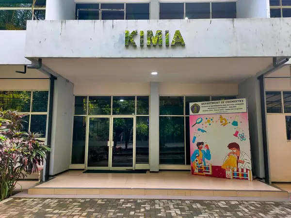 Üniversite kimya bölümü girişi. Brawijaya Üniversitesi, Malang, Doğu Java. 22 Haziran 2025