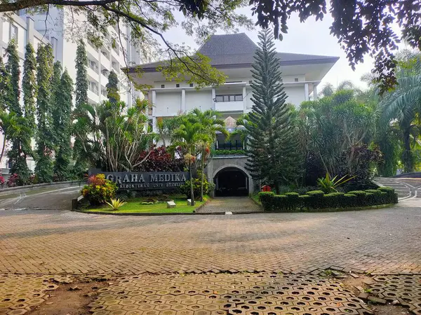 Graha Medika Binası Girişi, Brawijaya Üniversitesi, Malang, Doğu Java. 22 Haziran 2025