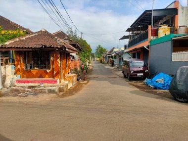 Tekerlekli arabası olan bir sokak satıcısı, Malang, Doğu Cava 'da yol kenarında duruyor ve yerel küçük işletmeleri ve toplumdaki günlük yaşamı gözler önüne seriyor. Malang, Doğu Java. 24 Haziran 2025