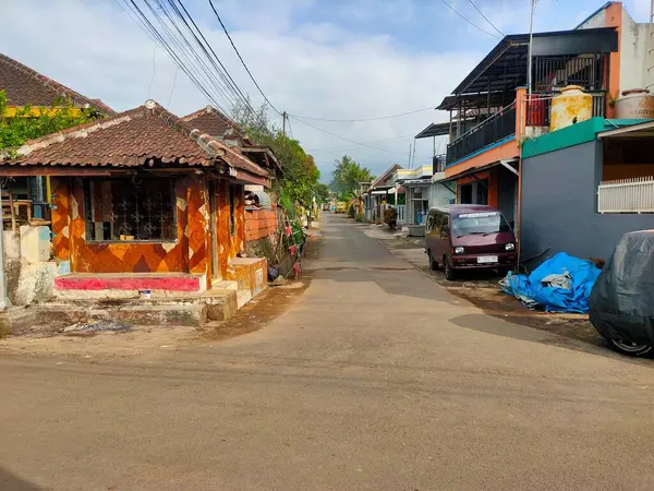 Tekerlekli arabası olan bir sokak satıcısı, Malang, Doğu Cava 'da yol kenarında duruyor ve yerel küçük işletmeleri ve toplumdaki günlük yaşamı gözler önüne seriyor. Malang, Doğu Java. 24 Haziran 2025