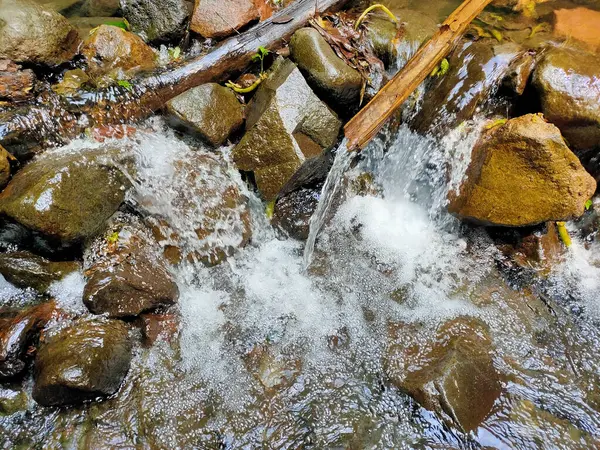 Doğal Akıntı Ayarlarındaki Temiz Su Kayalıklardan Akıyor