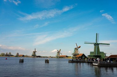 Geleneksel yel değirmenleri, ahşap evler ve Amsterdam yakınlarındaki tarihi bir Hollanda köyü olan Zaanse Schans 'taki manzaralı kanalların görüntüleri. Bu açık hava müzesi alanı otantik 18. ve 19. yüzyıl mimarisini, güzel manzaraları sergiliyor.