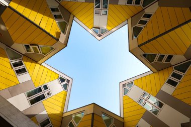 Rotterdam, Hollanda 20 Mart 2025: Mimar Piet Blom tarafından tasarlanan ünlü Küp Evlerinin editör fotoğrafları. Benzersiz bir konut kompleksi ve Blaak İstasyonu yakınlarındaki en ikonik modern mimari alanlardan biri.. 