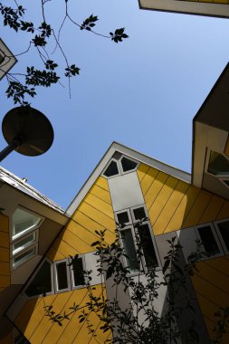 Rotterdam, Hollanda 20 Mart 2025: Mimar Piet Blom tarafından tasarlanan ünlü Küp Evlerinin editör fotoğrafları. Benzersiz bir konut kompleksi ve Blaak İstasyonu yakınlarındaki en ikonik modern mimari alanlardan biri.. 