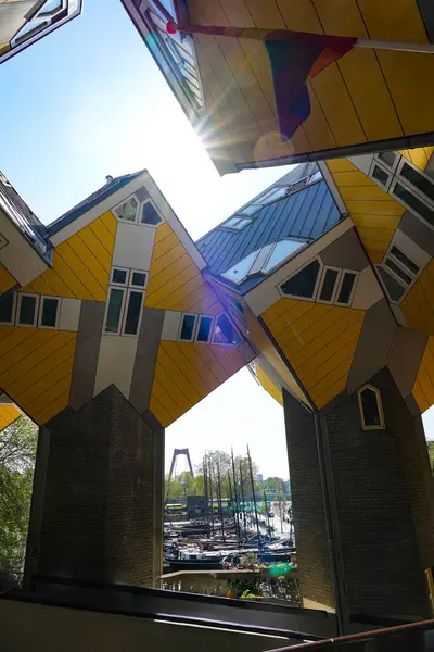 Rotterdam, Hollanda 20 Mart 2025: Mimar Piet Blom tarafından tasarlanan ünlü Küp Evlerinin editör fotoğrafları. Benzersiz bir konut kompleksi ve Blaak İstasyonu yakınlarındaki en ikonik modern mimari alanlardan biri.. 