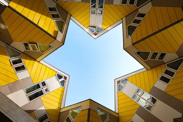 Rotterdam, Hollanda 20 Mart 2025: Mimar Piet Blom tarafından tasarlanan ünlü Küp Evlerinin editör fotoğrafları. Benzersiz bir konut kompleksi ve Blaak İstasyonu yakınlarındaki en ikonik modern mimari alanlardan biri.. 