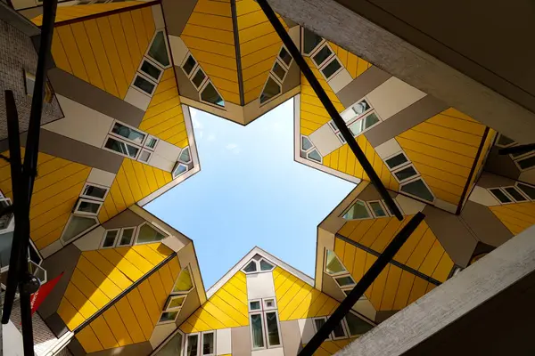 Rotterdam, Hollanda 20 Mart 2025: Mimar Piet Blom tarafından tasarlanan ünlü Küp Evlerinin editör fotoğrafları. Benzersiz bir konut kompleksi ve Blaak İstasyonu yakınlarındaki en ikonik modern mimari alanlardan biri.. 