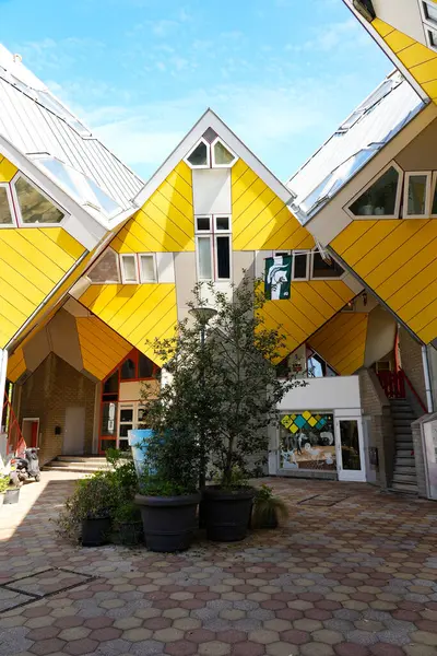 Rotterdam, Hollanda 20 Mart 2025: Mimar Piet Blom tarafından tasarlanan ünlü Küp Evlerinin editör fotoğrafları. Benzersiz bir konut kompleksi ve Blaak İstasyonu yakınlarındaki en ikonik modern mimari alanlardan biri.. 