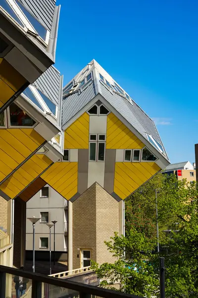 Rotterdam, Hollanda 20 Mart 2025: Mimar Piet Blom tarafından tasarlanan ünlü Küp Evlerinin editör fotoğrafları. Benzersiz bir konut kompleksi ve Blaak İstasyonu yakınlarındaki en ikonik modern mimari alanlardan biri.. 