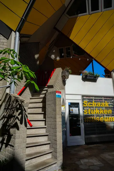 Rotterdam, Hollanda 20 Mart 2025: Mimar Piet Blom tarafından tasarlanan ünlü Küp Evlerinin editör fotoğrafları. Benzersiz bir konut kompleksi ve Blaak İstasyonu yakınlarındaki en ikonik modern mimari alanlardan biri.. 