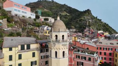 İtalya 'nın Cinque Terre bölgesinde bulunan renkli tarihi bir balıkçı kasabası olan Vernazza' nın çarpıcı hava aracı görüntüleri. Video, canlı evleri, dramatik kıyı şeridini, uçurumları ve Ligurian Denizi 'ni gün ışığında yakalıyor. Seyahat için ideal