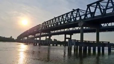Kapuas 2 Köprüsü 'nün güzel manzarası. Güneş doğudaki ufuktan doğarken, Pontianak' ta yer alır.
