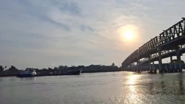 Kapuas 2 Köprüsü kargo gemisiyle geçecek.