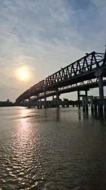 Kapuas 2 Köprüsü 'nün dramatik manzarası. Güneş doğudaki ufuktan doğarken. Yavaş Hareket Görüntüsü.