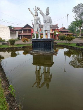 Batı Kalimantan Müzesi Pontianak 'ın avlusundaki Dayak ve Malay heykelleri 9 Haziran 2025